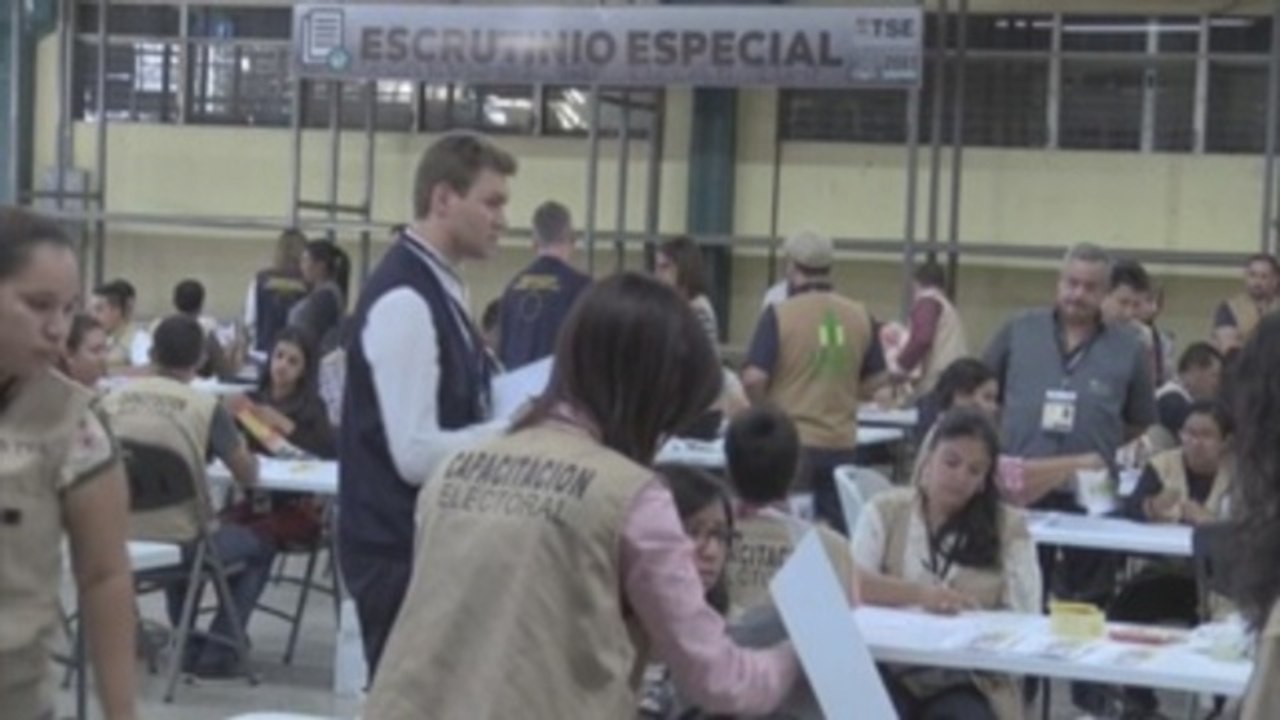 Hernández aventaja al opositor Nasralla con el 96,16 % de actas procesadas
