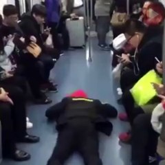 Metroda oturabilmek için 'kriz geçirdi'