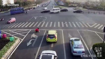 Un homme peint ses propres lignes de signalisation