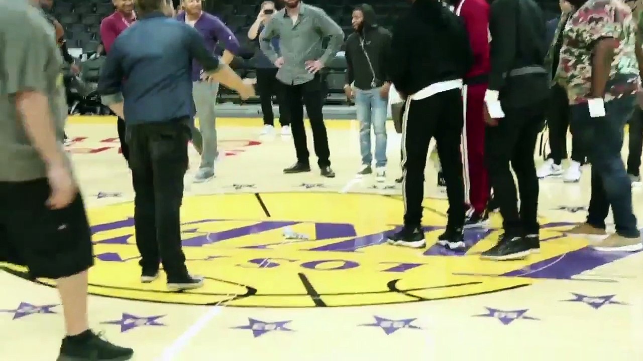 James Harden et Chris Paul se font un concours de tirs du milieu du terrain à 200$