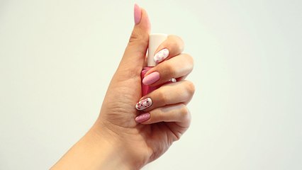 شاركي بالتوعية على سرطان الثدي بهذا المناكير الأنيق