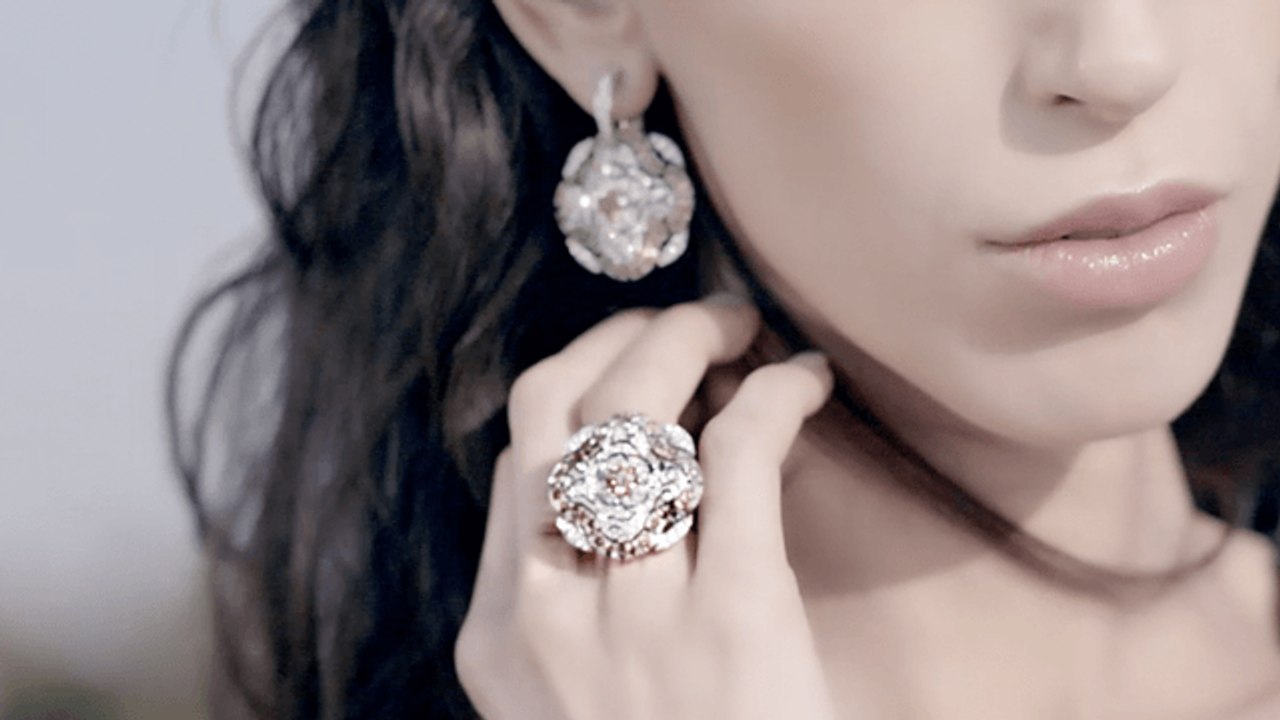 جلسة تصوير لمجوهرات Les Talismans De Chanel الف...