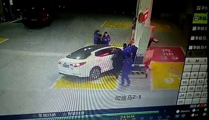 Adam kadını ezdi sonra da sopayla dövdü