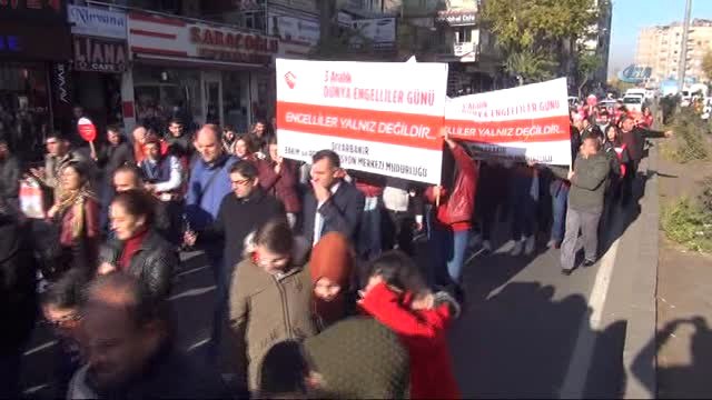 Engelliler Cadde Ortasında Halay Çekti