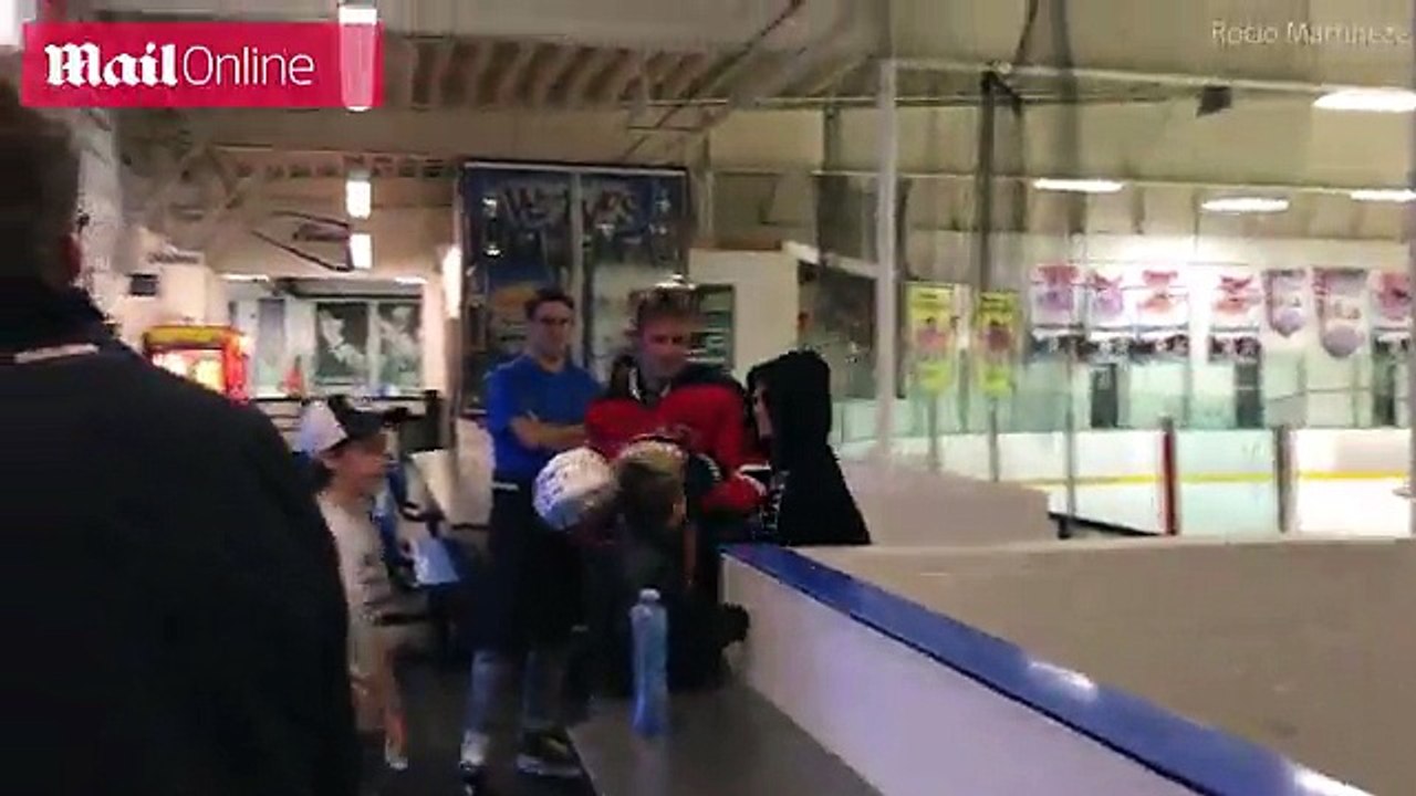 Selena Gomez ôm chầm Justin Bieber sau trận đấu hockey