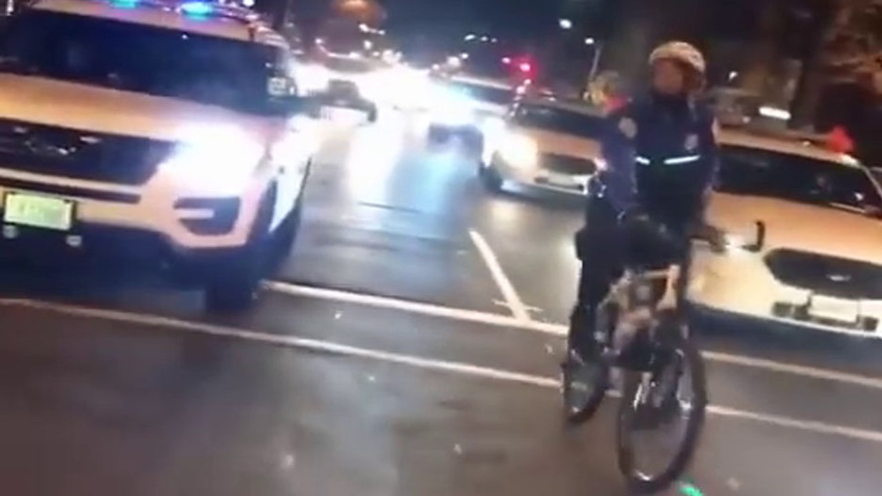 Un policier en vélo essaye d'arrêter un homme qui roule en quad illégalement