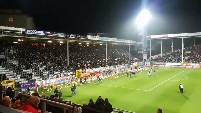 Des peluches pour la Nounours party des supporters de Charleroi