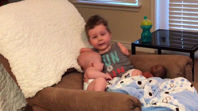 Nể phục nghị lực cậu bé không tay, không chân luôn lạc quan, tự lập trong mọi sinh hoạt đời thường (1)