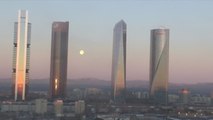 Madrid amanece bajo la luna llena