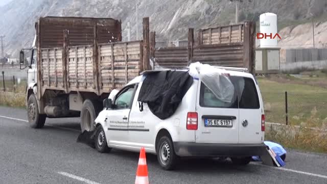 Manisa Hafif Ticari Araç Kamyona Arkadan Çarptı 1 Ölü