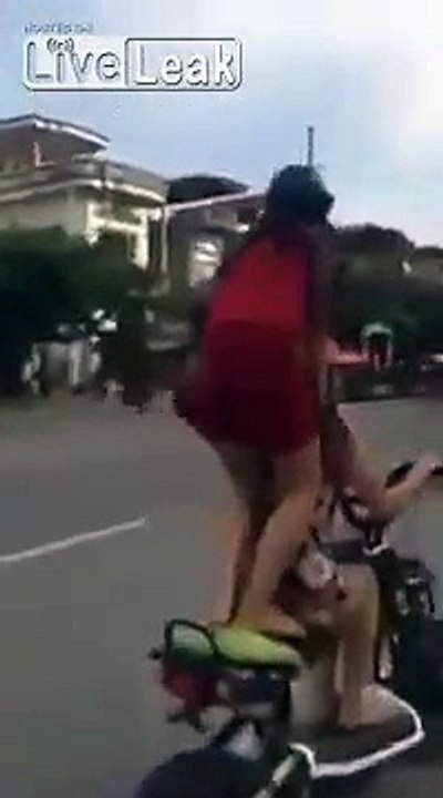 Debout sur le scooter.. Puis à plat sur la route !