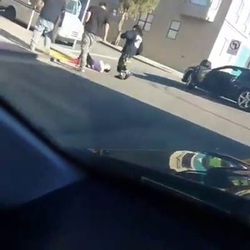 Ce chauffard ejecte son passager en faisant du drift sur un rond point... Utilité de la ceinture!