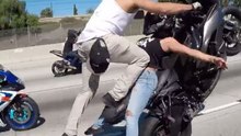 Incroyable - il cabre en moto avec une fille allongée !