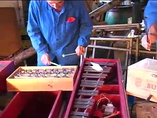 Musique dans un garage avec des outils comme instruments !