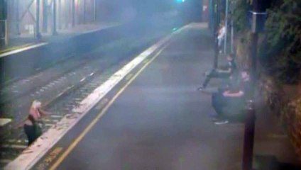 Une femme ivre manque d'être percutée par un train