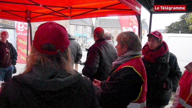 Ploubezre (22). Les agents en grève bloquent la mairie