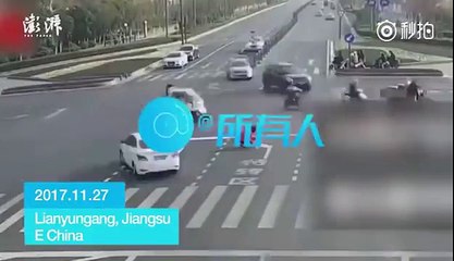 Son bus restait toujours bloqué dans les embouteillages tous les matins, il décide de peindre une flèche au sol