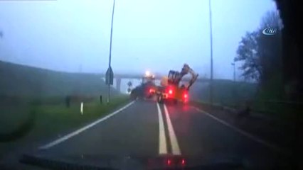 Üst Geçide Çarpıp Devrildi