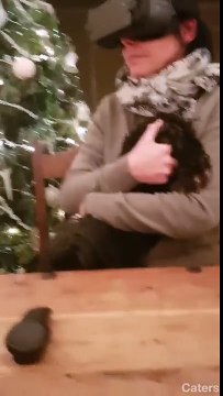 Une femme teste la VR avec un chien dans les bras