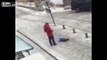 Ce père met un coup de pied dans son fils allongé au sol !! Scandale au Kyrgyzstan