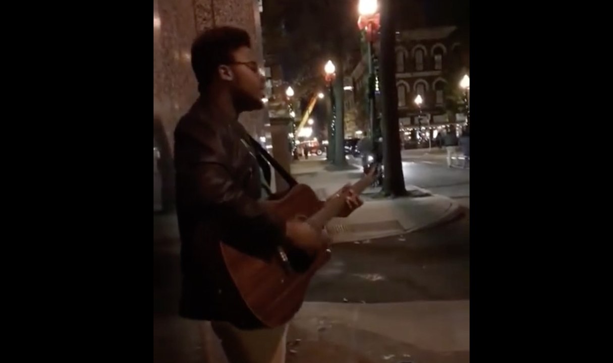 Ce chanteur dans la rue pourrait gagner The Voice !! Knoxville