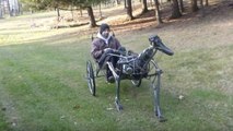 The Walking Machine, un homme en calèche tiré par une machine qui marche