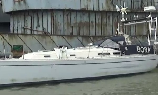 Kapal Pesiar Kecil Berbendera Belanda Terdampar