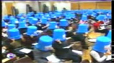 Cantas tão mal quanto a Maria Leal? A solução é enfiar um balde na cabeça!