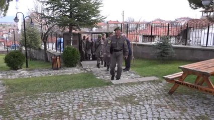 Askerler Hayme Ana'nın Kabrinde