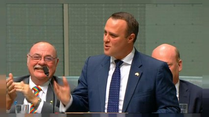 Un député australien demande son compagnon en mariage