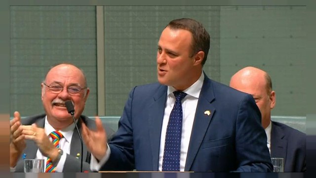 Un député australien demande son compagnon en mariage
