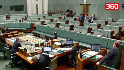 E pazakontë, deputeti ndalon parlamentin dhe i propozon të dashurit “live” (360video)