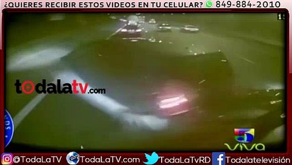 Un camión sale de la nada y se estrella contra dos carros en la carretera-Noticiero Univisión-Video