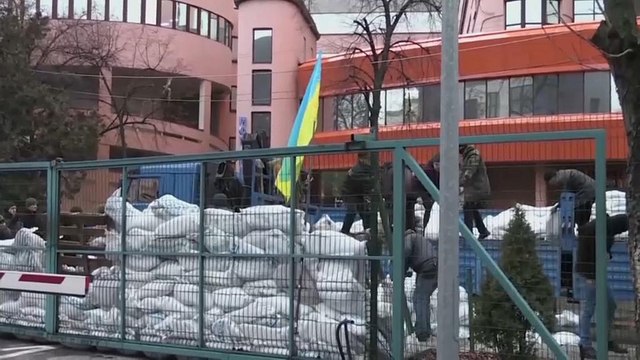 Proteste davanti alle TV ucraine