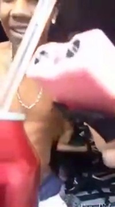 Ce débile se met un gros coup de taser... Bien douloureux!