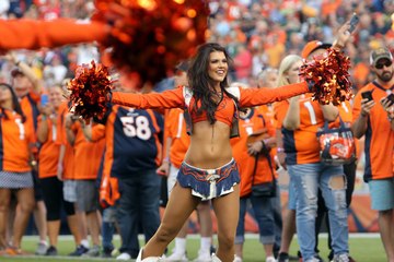 Cette pom-pom girl marche sur un escalier invisible... Enorme