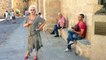 Sokak sanatçısına  Sesi ve Dansıyla Eşlik Eden Teyze (Flamenco)