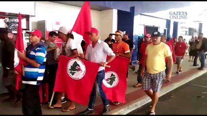 Apoiadores de Lular vão até o aeroporo de Vitória para recebê-lo