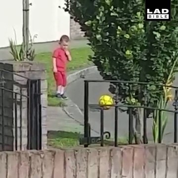 Ce gamin adorable sait qu'il n'a pas le droit d'aller sur la route...