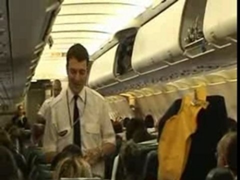 Démonstration Fun des consignes de sécurité dans un avion