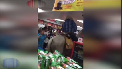 Un ranchero mexicano no dudó en hacer compras sobre su caballo
