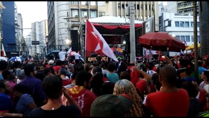 Renato Casanova canta para militantes do PT