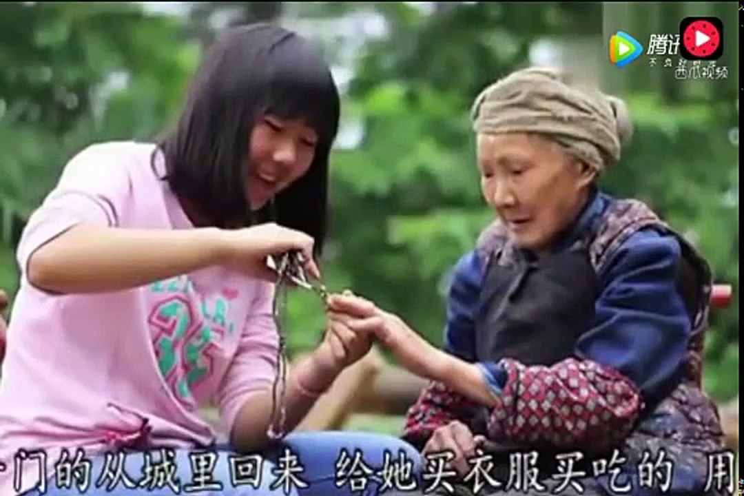 老人在垃圾桶捡了一个女婴，抚养长大后竟然是