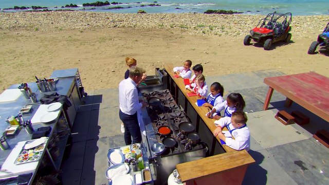 Gordon Ramsay Demonstrates How To Cook A Scallop Appetizer _ Season 5 Ep. 13 _ MASTERCHEF JUNIOR-jFi2khQ0OVw