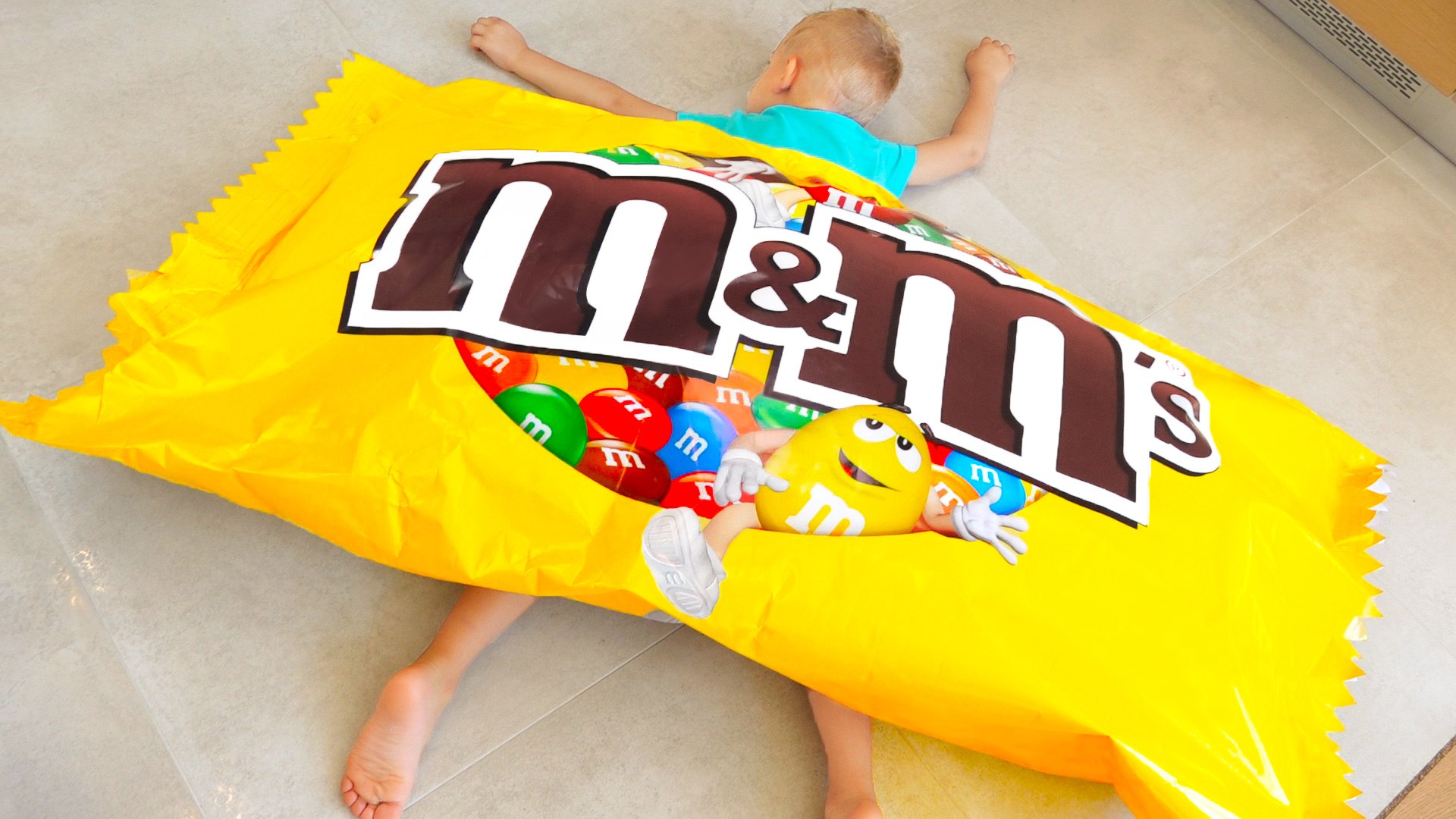 Funny Baby and Giant Candy M&M's Challenge - video Dailymotion
