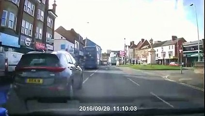 Enorme frayeur au moment de doubler le bus... Bon reflexe