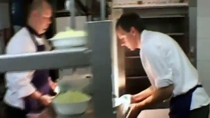 Gordon realises that head chef Richard could be to blame for the kitchens poor performance-quxkrx633fQ