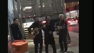 U2 faz show surpresa na rua em Nova York