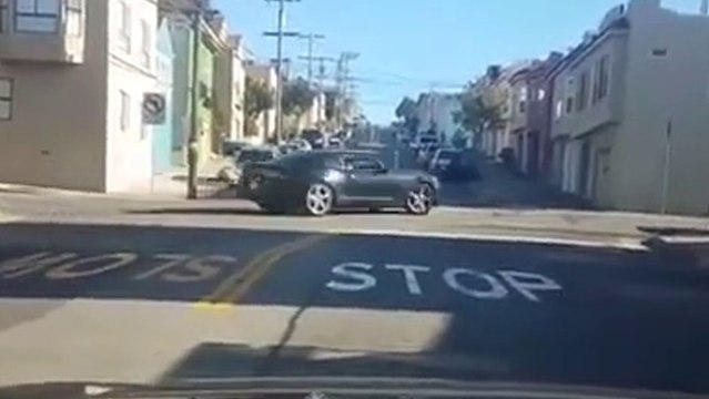 Un mec éjecte son pote de la voiture en faisant des donuts