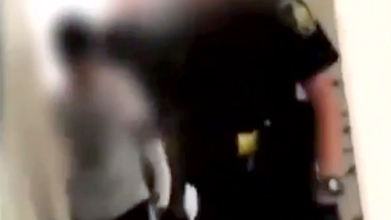 Un policier met une grosse gifle à un enfant de 12 ans qui lui manque de respect